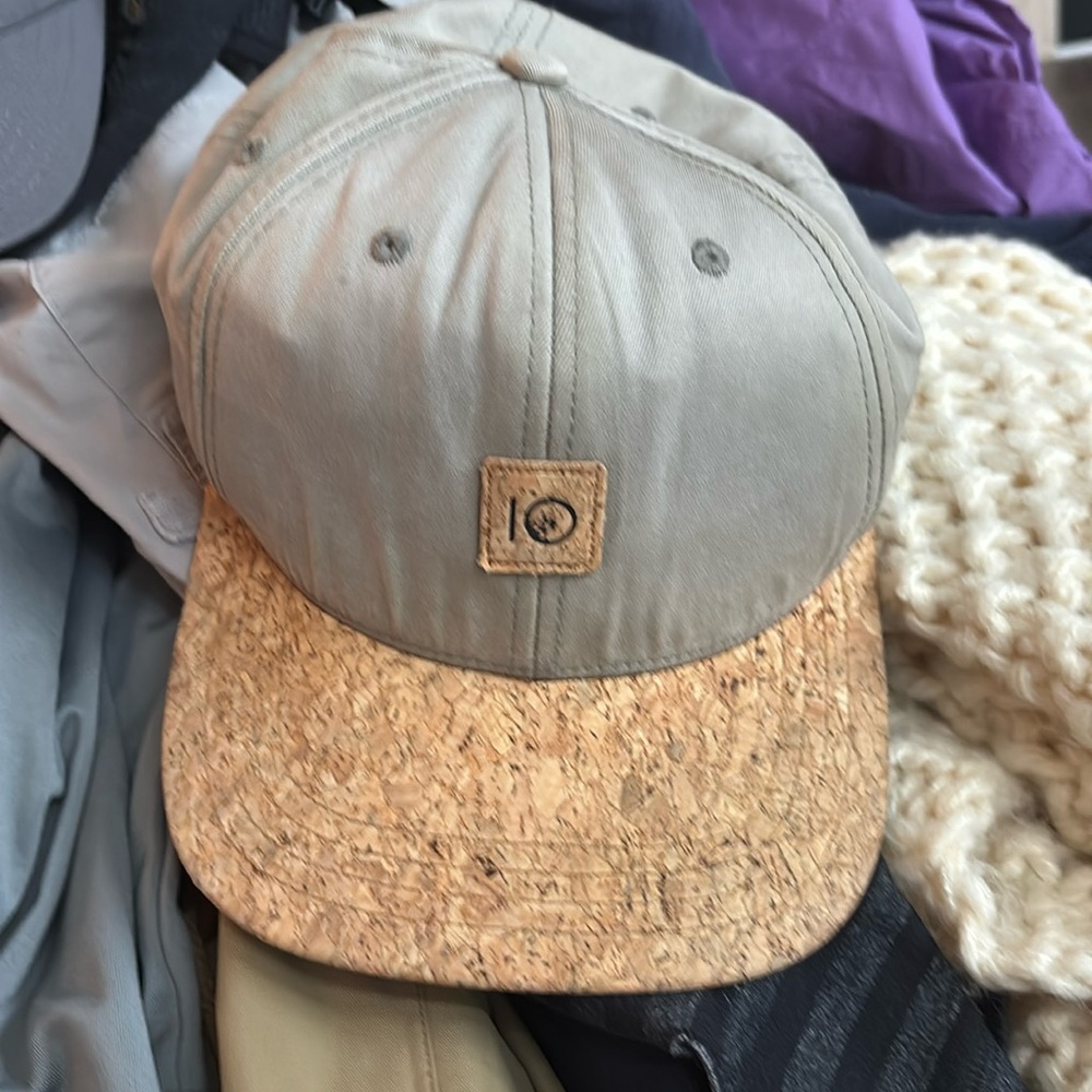 TenTree Cork Bill  Adjustable Hat  sustainable grey and tan‎